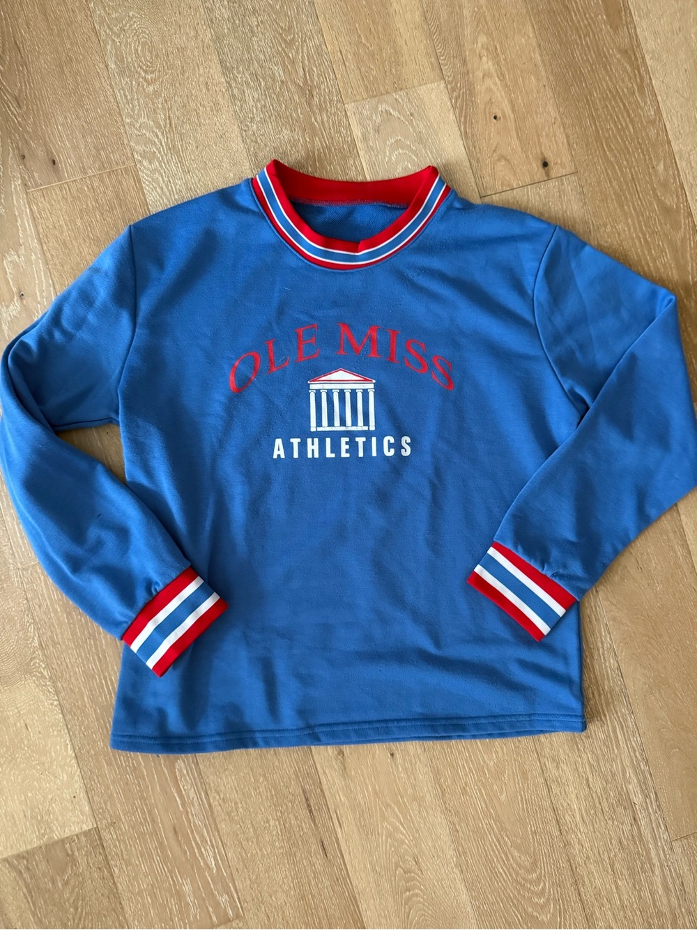Ole Miss Athletics Crewneck Sweatshirt – Vintage Style 🔵❤️
